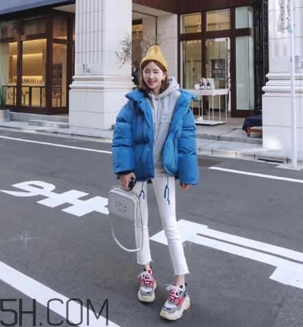 藍色棉襖配什么褲子？藍色棉服搭配褲子圖片