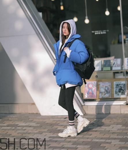 藍色棉襖配什么褲子？藍色棉服搭配褲子圖片