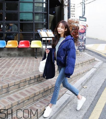 藍色棉襖配什么褲子？藍色棉服搭配褲子圖片