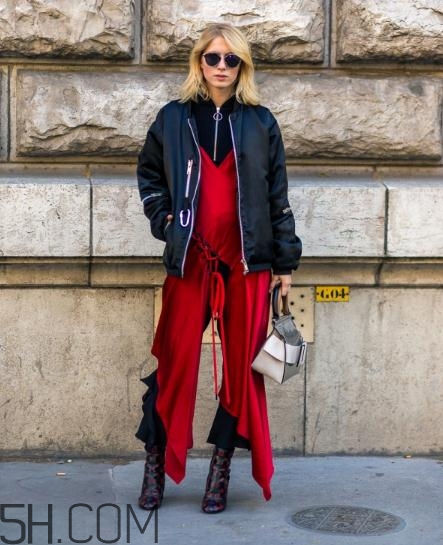 黑色飛行夾克怎么搭配？黑色飛行員夾克搭配女