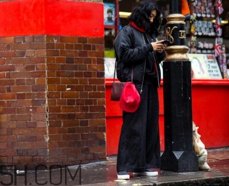 黑色飛行夾克怎么搭配？黑色飛行員夾克搭配女