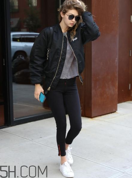 黑色飛行夾克怎么搭配？黑色飛行員夾克搭配女