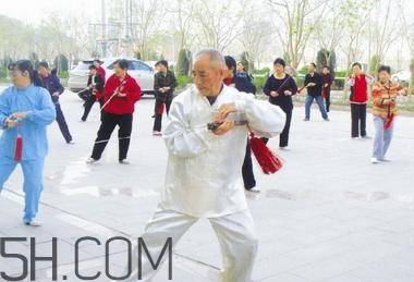 冬季應(yīng)該怎么晨練？冬季晨練的注意事項(xiàng)有哪些？