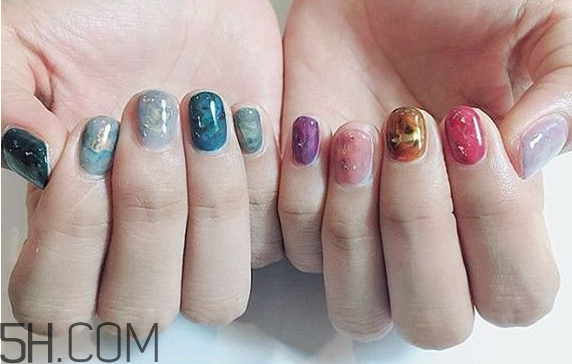 美甲店常用甲油膠品牌有哪些？沒(méi)有任何基礎(chǔ)學(xué)美甲難嗎？