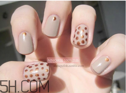 指甲油哪個牌子好？腳趾甲變色是怎么回事？