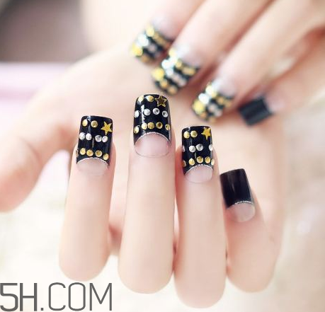 新娘美甲圖片2018款式 酷黑柳丁美甲具體步驟 新娘美甲圖片2018款式 酷黑柳丁美甲具體步驟