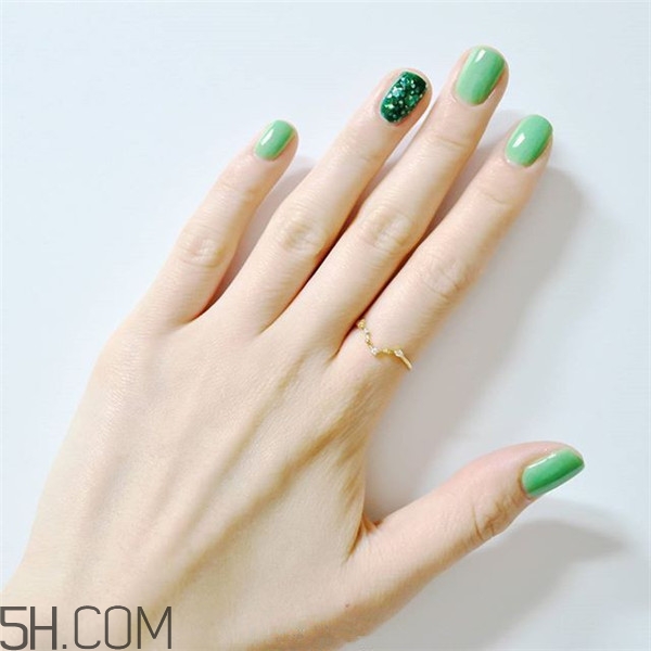 冬天美甲適合什么顏色？純色美甲跳色款式搭配圖