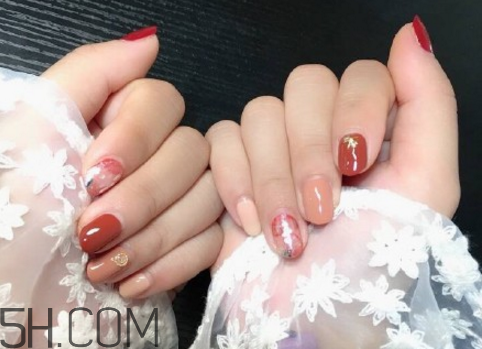 美甲后如何洗掉？秋冬焦糖色美甲圖片