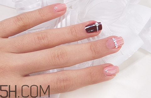 美甲店常用甲油膠品牌有哪些？沒(méi)有任何基礎(chǔ)學(xué)美甲難嗎？