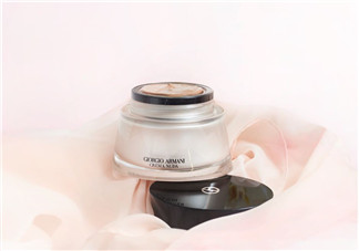 阿瑪尼黑鑰匙素顏霜功課和選色對比 阿瑪尼素顏霜使用心得