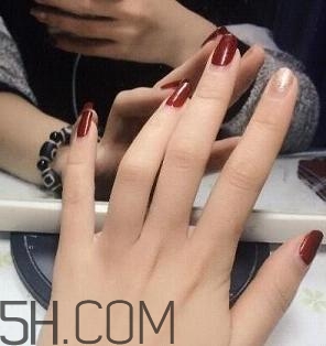 冬天美甲適合什么顏色？純色美甲跳色款式搭配圖