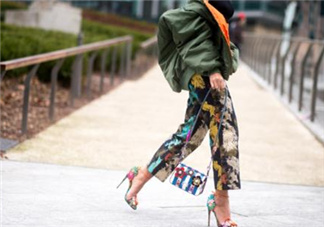 綠色飛行夾克怎么搭配？綠色飛行員夾克搭配女