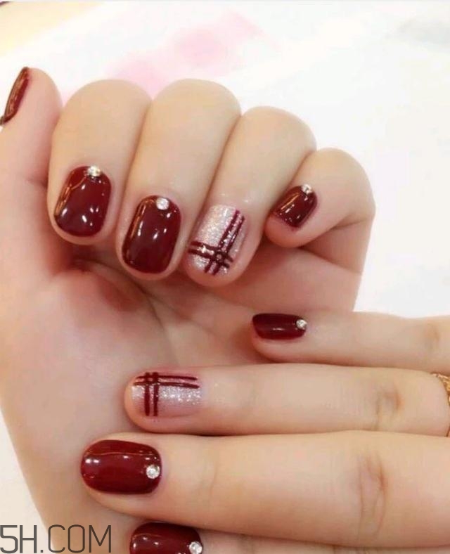 冬天美甲適合什么顏色？純色美甲跳色款式搭配圖