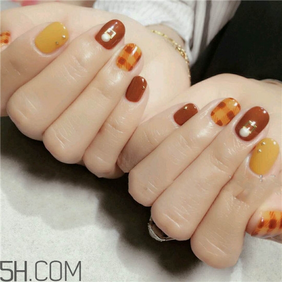 美甲店是怎么做指甲的？毛呢格子美甲教程圖解