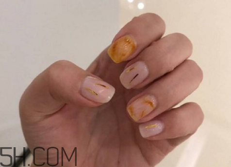 美甲后如何洗掉？秋冬焦糖色美甲圖片