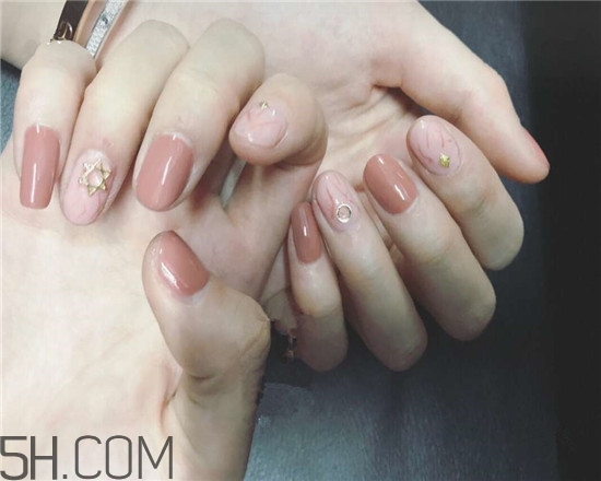 手指粗適合做什么美甲？美甲簡(jiǎn)單大方新款圖片