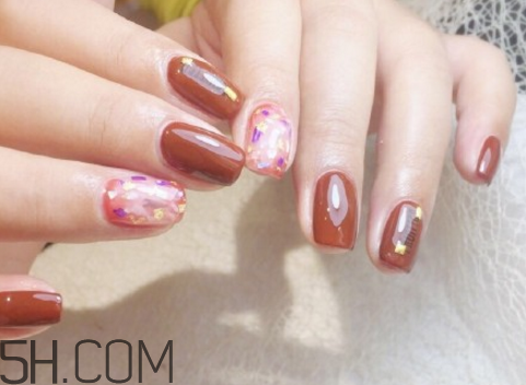 美甲后如何洗掉？秋冬焦糖色美甲圖片