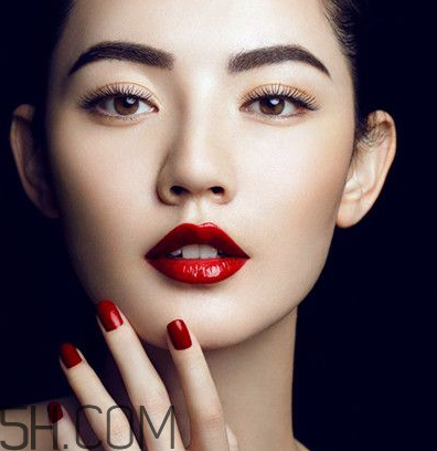 新娘美甲圖片2018款式 酷黑柳丁美甲具體步驟 新娘美甲圖片2018款式 酷黑柳丁美甲具體步驟