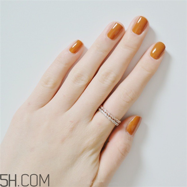 冬天美甲適合什么顏色？純色美甲跳色款式搭配圖