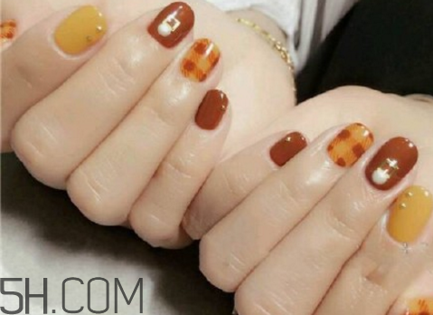 美甲后如何洗掉？秋冬焦糖色美甲圖片