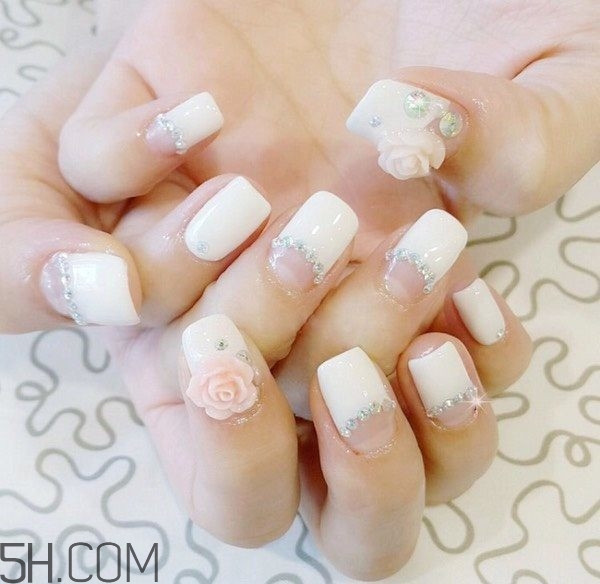 新娘美甲圖片2018款式 酷黑柳丁美甲具體步驟 新娘美甲圖片2018款式 酷黑柳丁美甲具體步驟