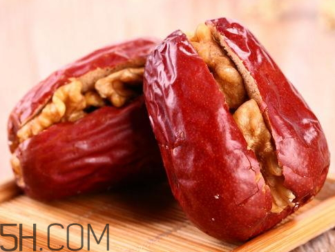 棗夾核桃熱量高嗎 一顆紅棗夾核桃的熱量 棗夾核桃熱量高嗎 一顆紅棗夾核桃的熱量