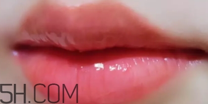 歐萊雅唇釉301和ysl唇釉12號斬男色對比 歐萊雅唇釉301和ysl唇釉12號斬男色對比