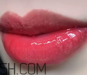 歐萊雅唇釉301和ysl唇釉12號斬男色對比 歐萊雅唇釉301和ysl唇釉12號斬男色對比