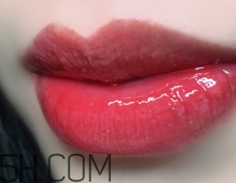 歐萊雅唇釉301和ysl唇釉12號斬男色對比 歐萊雅唇釉301和ysl唇釉12號斬男色對比