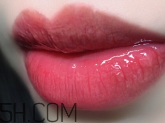 歐萊雅唇釉301和ysl唇釉12號斬男色對比 歐萊雅唇釉301和ysl唇釉12號斬男色對比