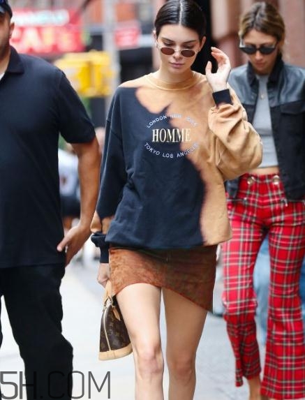 焦糖色半身裙怎么搭配？焦糖色半身裙搭配圖片