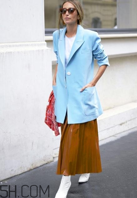 焦糖色半身裙怎么搭配？焦糖色半身裙搭配圖片