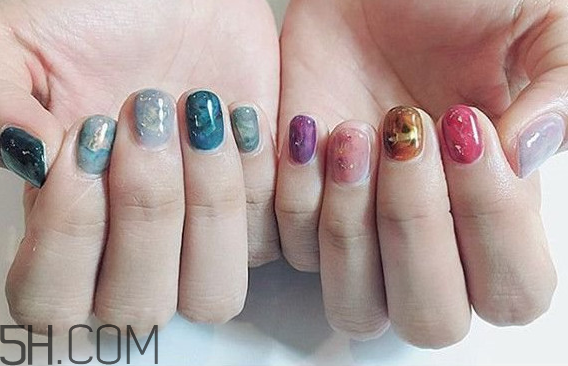 黑白系個(gè)性美甲圖片 做美甲的4大損害 黑白系個(gè)性美甲圖片 做美甲的4大損害