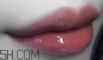 歐萊雅唇釉703試色 歐萊雅唇釉703焦糖奶茶色 歐萊雅唇釉703試色 歐萊雅唇釉703焦糖奶茶色