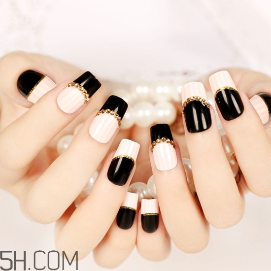 黑白系個(gè)性美甲圖片 做美甲的4大損害 黑白系個(gè)性美甲圖片 做美甲的4大損害
