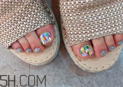 手黑涂什么顏色顯手白？美甲容易脫落的原因