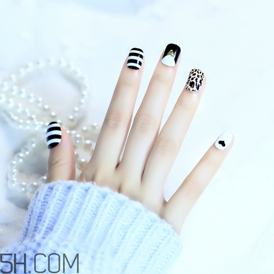 黑白系個(gè)性美甲圖片 做美甲的4大損害 黑白系個(gè)性美甲圖片 做美甲的4大損害