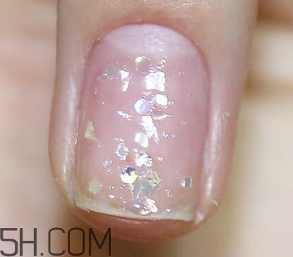 腳涂什么顏色指甲油好看？粉色四葉草貝殼美甲教程