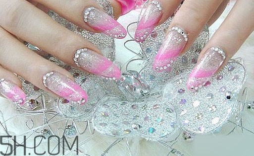 長期美甲的8大危害 如何護理指甲 長期美甲的8大危害 如何護理指甲