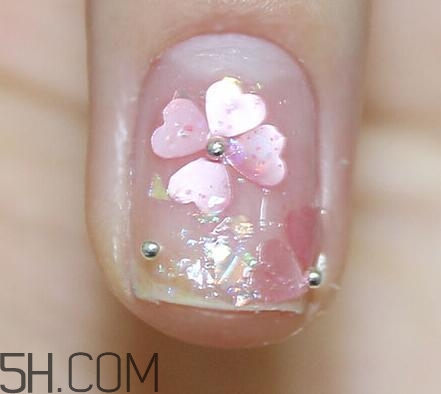 腳涂什么顏色指甲油好看？粉色四葉草貝殼美甲教程