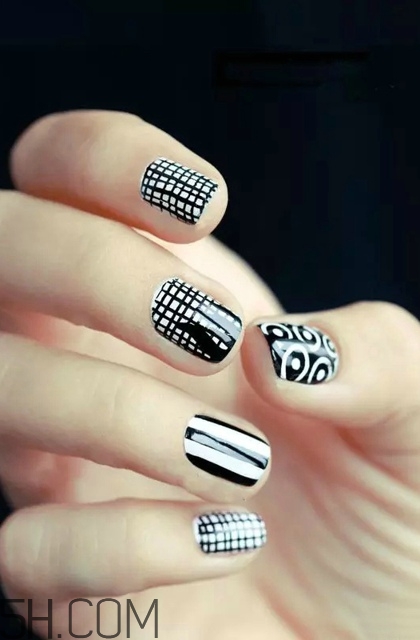 黑白系個(gè)性美甲圖片 做美甲的4大損害 黑白系個(gè)性美甲圖片 做美甲的4大損害