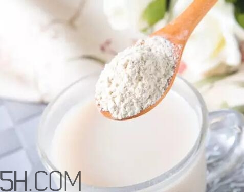 蛋白粉用開水沖泡好還是涼水沖泡好？用開水沖泡蛋白粉會(huì)不會(huì)影響營養(yǎng)價(jià)值？