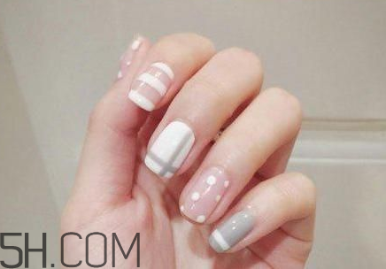黑白系個(gè)性美甲圖片 做美甲的4大損害 黑白系個(gè)性美甲圖片 做美甲的4大損害