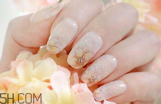 長期美甲的8大危害 如何護理指甲 長期美甲的8大危害 如何護理指甲