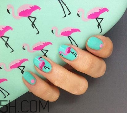 為什么美甲店做的指甲不容易掉？ins火烈鳥美甲圖案教程