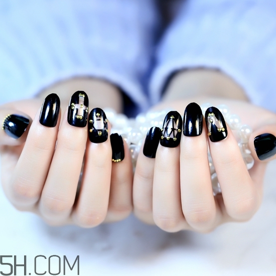 黑白系個(gè)性美甲圖片 做美甲的4大損害 黑白系個(gè)性美甲圖片 做美甲的4大損害