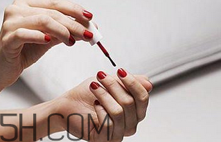 指甲油涂到手上怎么辦？如何涂指甲油不出邊？