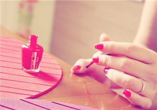 指甲油涂到手上怎么辦？如何涂指甲油不出邊？