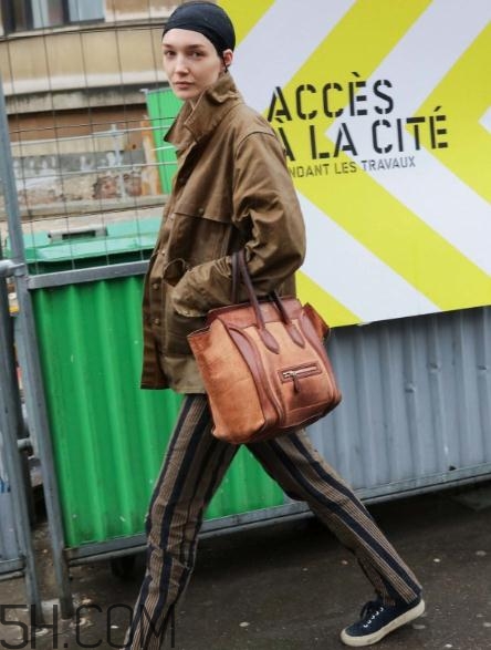 焦糖色包包配什么顏色好看？焦糖色包包搭配圖片