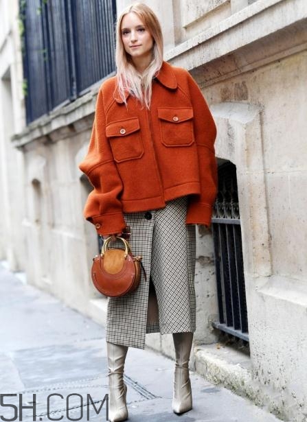 焦糖色包包配什么顏色好看？焦糖色包包搭配圖片